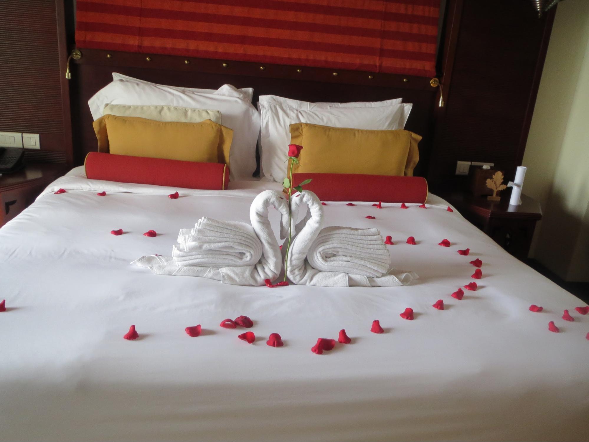 Kempinski Hotel, Ajman Review - Leisure Club Room - King Size Bed Beautiful Swans